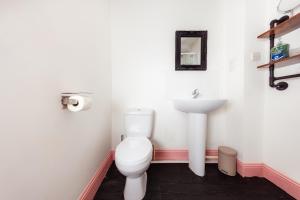 een badkamer met een toilet en een wastafel bij Warm&Welcoming City Centre Apartments by Meadows 11 in Edinburgh