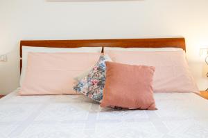 カポリーヴェリにあるAppartamenti Le Querce App. Ficoのベッド(枕付)