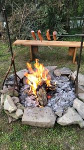 eine Feuerstelle mit einer Holzbank und einem Picknicktisch in der Unterkunft Blisko i nad Soline i w góry! in Polana