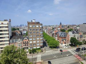 una vista aérea de una ciudad con edificios y una calle en One bedroom apartement with balcony and wifi at Etterbeek en Bruselas