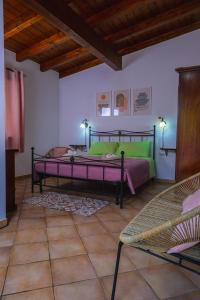 um quarto com 2 camas em verde e roxo em Funtana'e Mari em Gonnesa