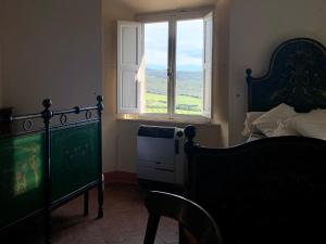 Schlafzimmer mit einem Bett und einem Fenster in der Unterkunft Casa Cerboneschi in Casale Marittimo