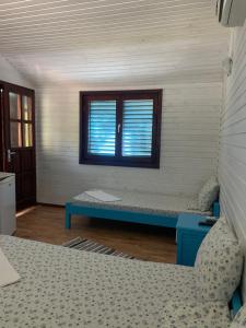 une chambre avec un canapé et une fenêtre dans l'établissement Popas Turistic Alex, à Murighiol