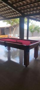 een grote tafeltennistafel in een kamer bij Rancho Léo Artes in Três Marias
