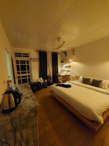 um quarto com uma cama grande num quarto em Hotel Pinnacle em Palampur