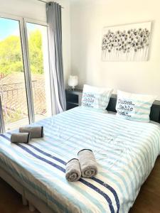 een slaapkamer met een groot bed met handdoeken erop bij APPART Tropez 1 in Saint-Tropez