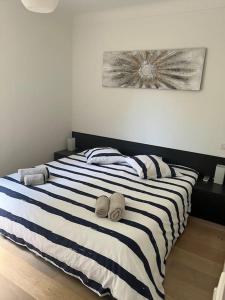 een slaapkamer met een zwart-wit gestreept bed bij APPART Tropez 1 in Saint-Tropez