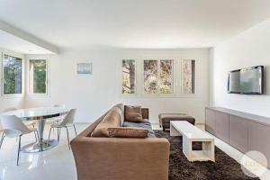 een woonkamer met een bank en een tafel bij APPART Tropez 1 in Saint-Tropez