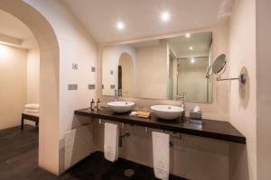 Bilik mandi di Áurea Convento Capuchinos by Eurostars Hotel Company