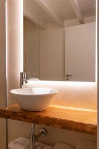 uma casa de banho com um lavatório branco e um espelho. em Alojamento Porta14.3 em Chaves
