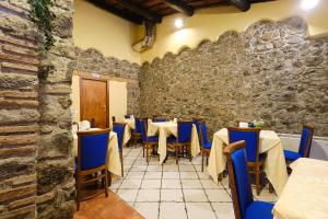 Un restaurant u otro lugar para comer en Albergo Della Posta