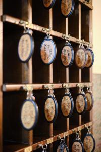 - un mur de bouteilles de vin dans une cave à vin dans l'établissement Albergo Della Posta, à Bracciano