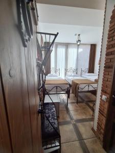 Habitación hospital con 2 camas y escalera en Janashia Boutique Hotels, en Tiflis