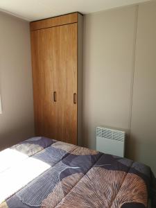 Posteľ alebo postele v izbe v ubytovaní Camping du Bois Dormant