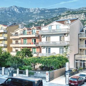 una ciudad con coches estacionados frente a los edificios en Sun Guest House, en Budva