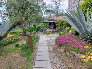 einen Garten mit Blumen und einem Steingang in der Unterkunft Incanto in Vernazza