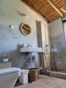 łazienka z umywalką i toaletą w obiekcie Casa Al Caria w mieście Santa Catarina da Fonte do Bispo