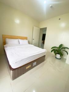 QFandZ Baguio Homestay at BRENTHILL Condominium客房内的一张或多张床位