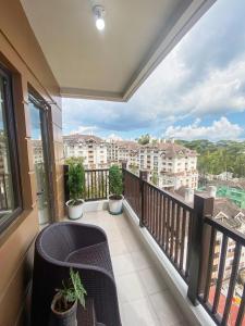 バギオにあるQFandZ Baguio Homestay at BRENTHILL Condominiumの市街の景色を望むバルコニー