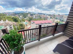 QFandZ Baguio Homestay at BRENTHILL Condominium的阳台或露台