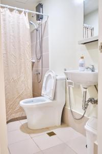 QFandZ Baguio Homestay at BRENTHILL Condominium的一间浴室