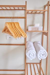 una pila de toallas en un estante de una habitación en QFandZ Baguio Homestay at BRENTHILL Condominium en Baguio