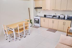 QFandZ Baguio Homestay at BRENTHILL Condominium的厨房或小厨房