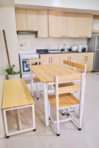 QFandZ Baguio Homestay at BRENTHILL Condominium的厨房或小厨房