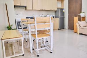 QFandZ Baguio Homestay at BRENTHILL Condominium的厨房或小厨房
