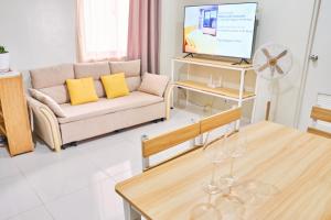 QFandZ Baguio Homestay at BRENTHILL Condominium的电视和/或娱乐中心
