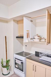 QFandZ Baguio Homestay at BRENTHILL Condominium的厨房或小厨房
