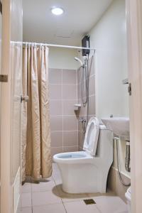 QFandZ Baguio Homestay at BRENTHILL Condominium的一间浴室