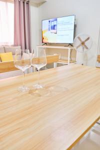 QFandZ Baguio Homestay at BRENTHILL Condominium的电视和/或娱乐中心