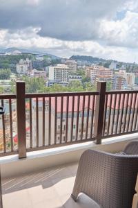 QFandZ Baguio Homestay at BRENTHILL Condominium的阳台或露台