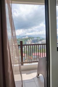 QFandZ Baguio Homestay at BRENTHILL Condominium的阳台或露台