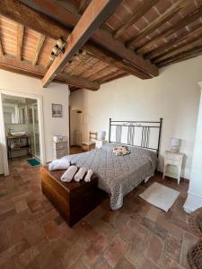 a bedroom with a bed with two towels on it at Antica Fonte Eterna - Casale in incantevole contesto Toscano in Colle di Val d'Elsa