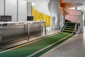 un escalier avec un sol vert dans un bâtiment dans l'établissement DUA Miami, Autograph Collection, à Miami