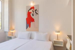 1 dormitorio con 1 cama blanca y 2 lámparas en Fine Arts Studios by Olala Homes, en Oporto