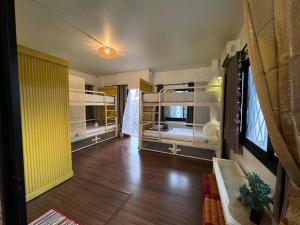 清迈Chiza hostel Chiangmai的带两张双层床的客房和走廊