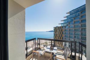 ブドヴァにあるInvictus Hotelの海を望むバルコニー(テーブル、椅子付)