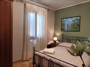 - une chambre avec un lit et une fenêtre dans l'établissement Il Melograno, à Torino di Sangro