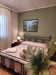 - une chambre avec un lit et une plante dans l'établissement Il Melograno, à Torino di Sangro