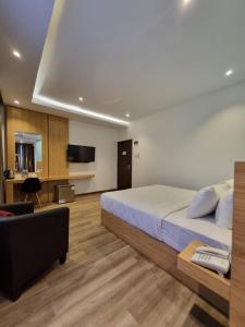 - une chambre avec un grand lit et un canapé dans l'établissement Vivotel Hotel, à Nagoya
