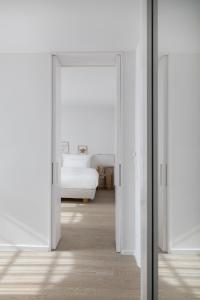 uma sala com uma porta que leva a um quarto em Wilmina Hotel em Berlim