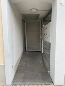 an empty hallway with a door in a building at Kick Appartament am Schloss in Schwetzingen