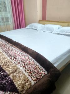 เตียงในห้องที่ Munsang Basera Homestay Kalimpong