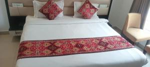 Posteľ alebo postele v izbe v ubytovaní INN AVI HOTEL 100 Meter from Golden Temple