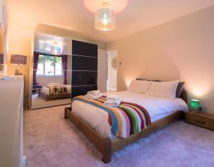 um quarto com uma cama grande num quarto em Luxurious quirky flat in Greenwich O2 Arena with free parking em Londres