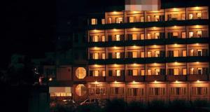 帕拉姆普爾的住宿－Hotel Starry Night，一座在晚上有灯的大建筑