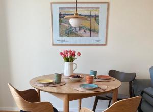a dining room table with a vase of flowers on it at NEU Ferienwohnung am Kloster, ländliche Idylle mit der ganzen Familie in Leinefelde